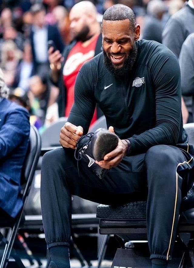 九游官方网站-NBA总决赛赛程吃紧，洛杉矶湖人赛前内部沟通，气氛紧张，临场指挥获称赞(耐高总决赛直播回放)