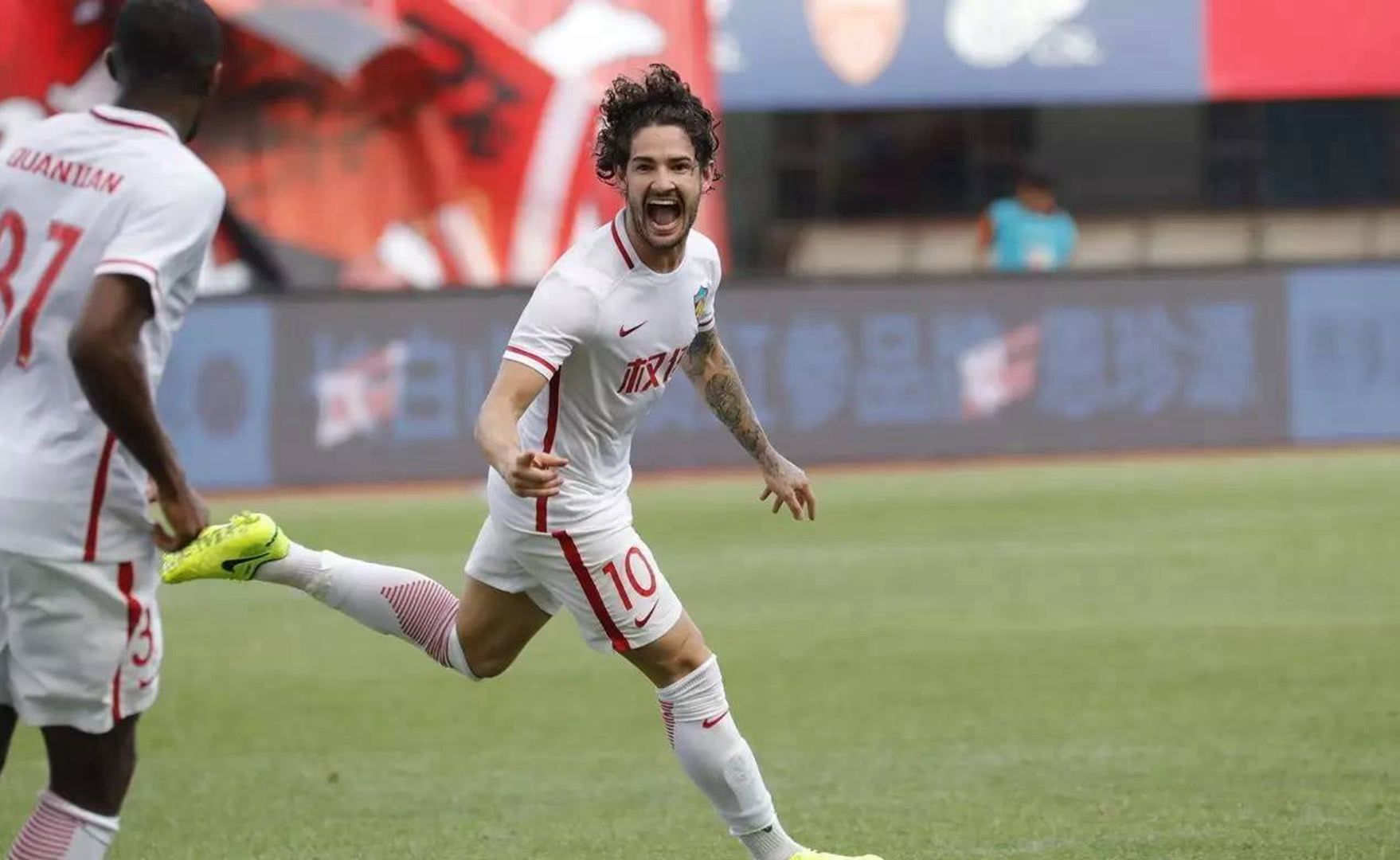 关于莱比锡迎亚冠关键赛，窗口期完成体检，更衣室稳定，更衣室氛围转暖的信息